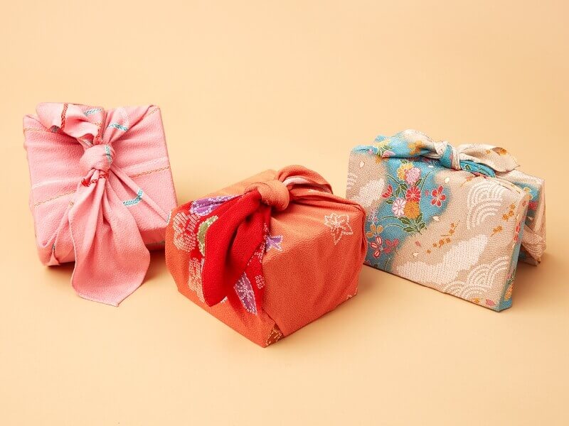 Những món quà được gói bằng khăn mang vẻ đẹp mềm mại, lãng mạn