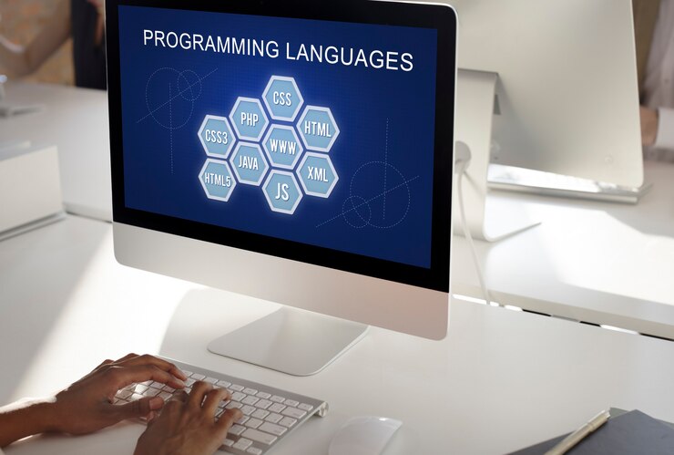 Ngôn ngữ lập trình là dạng “ngôn ngữ” đặc biệt giúp người dùng giao tiếp với các thiết bị điện tử, máy móc