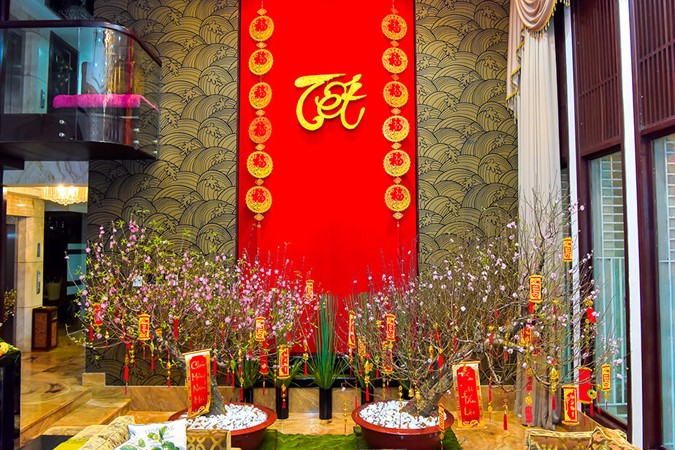 Trang trí không gian văn phòng công ty với những hình ảnh truyền thống tết Việt Nam, từ những cành hoa đào đỏ rực đến những lampion vàng tươi. Sự đón nhận năm mới sẽ tràn đầy cảm hứng và năng lượng, giúp bạn và nhóm làm việc tận hưởng tết đến từng khoảnh khắc.