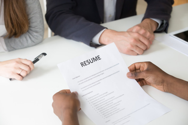 5 thời điểm kiểm tra “hạn dùng” CV của bạn African-american-applicant-holding-resume-job-interview-close-up-view_1163-4641