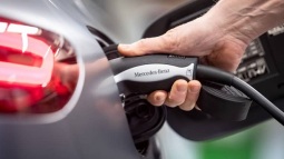 Cuộc cách mạng xe hơi sắp bắt đầu: Mercedes sẽ dừng sản xuất xe chạy xăng, chuyển hoàn toàn sang ô tô điện từ năm 2025